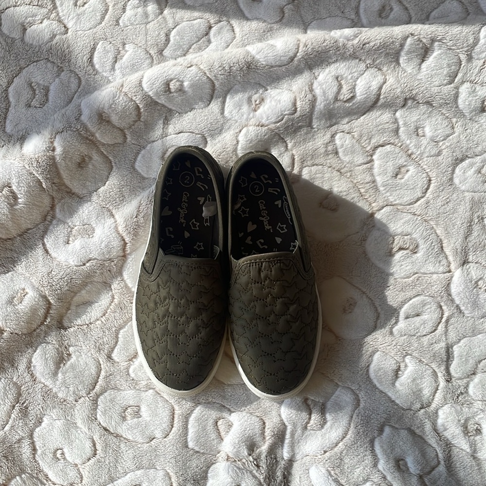 Cat & Jack Youth Girls Sz 2 Green Star padded Design Slip on Sneakers